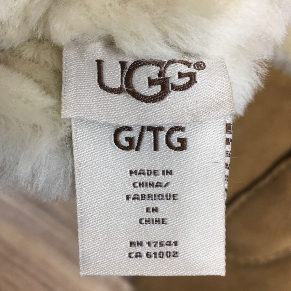 <SOLD>UGG Sheepskin Mittens Water Resistant Chest - Picture 3 of 5